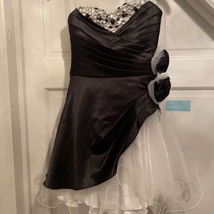 Strapless dress. Black and white.